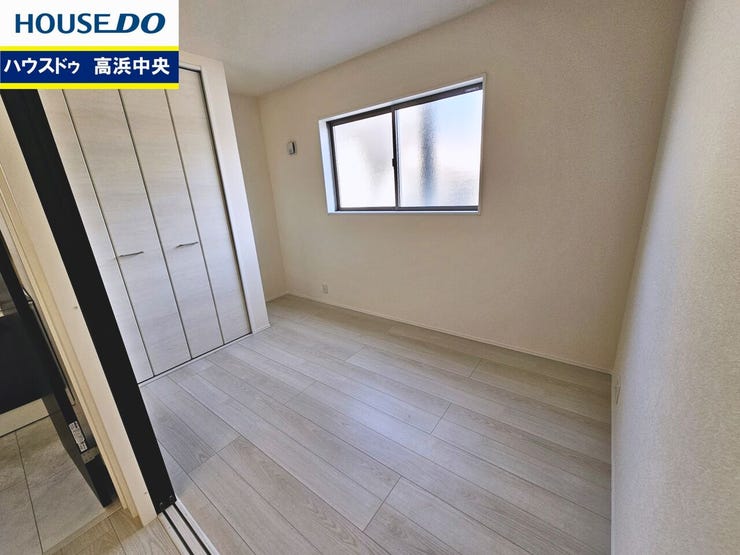 リビングに繋がる洋室です。家事の合間にホッと一息つける癒しの空間になるのではないでしょうか♪