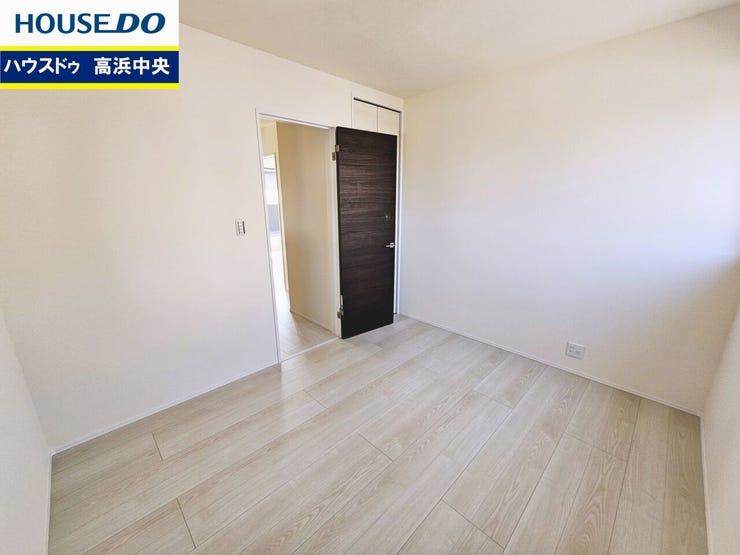 白と木目調を基調にした洋室は落ち着きますね。お部屋のコーディネートも楽しめます。広々とした居住空間は日々の暮らしを彩り、心のやすらぎと満足感を与えてくれます。