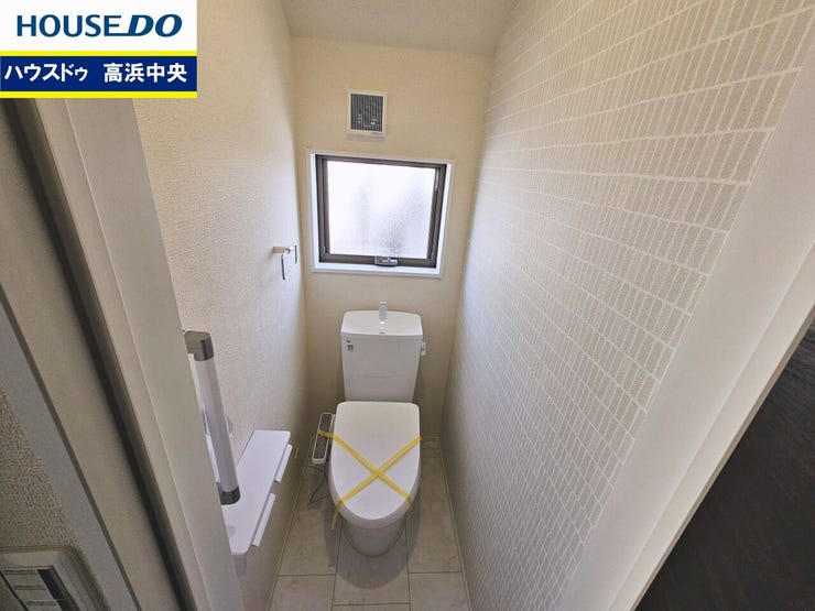 1階と2階に2カ所あるので、朝の混雑時に大活躍☆
小窓からの採光と換気ができるのがうれしいポイント!