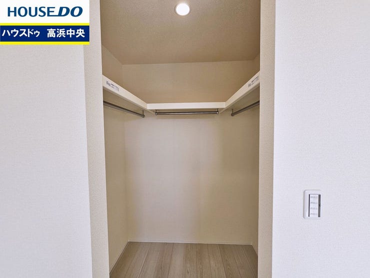 お部屋を広く使える、広く見える大人気のウォークインクローゼット!丈のあるお洋服からキャリーケースのような大きなものもきれいに収納できます♪