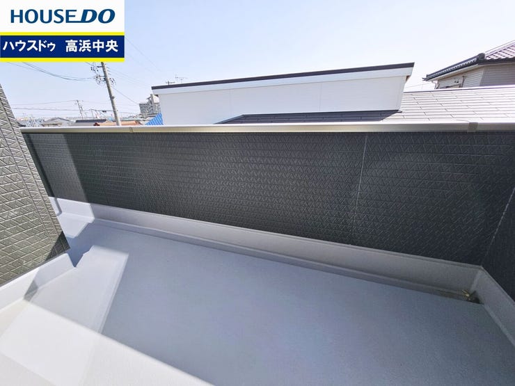 隅々まで陽が差し込み、お洗濯物も大きな布団もあっという間に乾きそう☆季節ものの大きな洗濯ものを干してもまだまだ余裕のある広いバルコニー☆