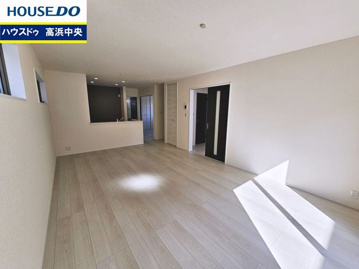 室内には豊かな陽光が注ぎ込み、爽やかな住空間を演出!
ホームパーティーでもゲストと一緒に料理を楽しみながら楽しい時間を過ごせそう☆