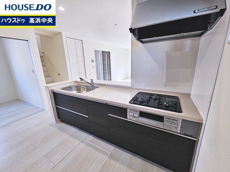 明るい横幅広々キッチンで親子並んで料理も可能です♪
リビングで遊ぶお子様の様子を見つつ、家族との会話を楽しみながら家事を進めることができる対面式キッチン☆