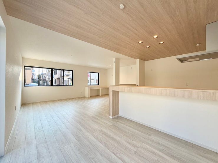 やさしげなブラウンを基調としたLDKは、広さと明るさを保てます♪