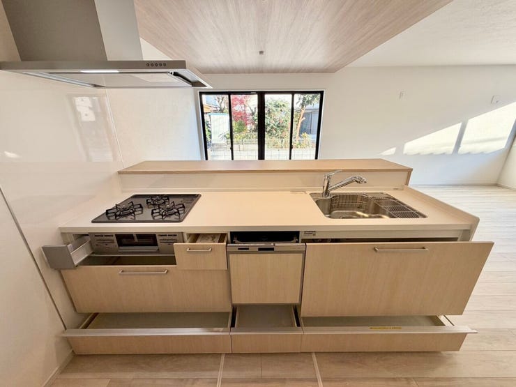 料理をしながら家族と会話を楽しめる対面キッチン♪解放感がありますね♪