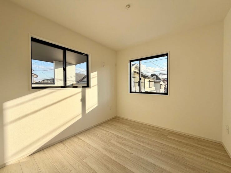 〈5.2帖〉
2面採光の明るい洋室で気持ちもぽかぽか