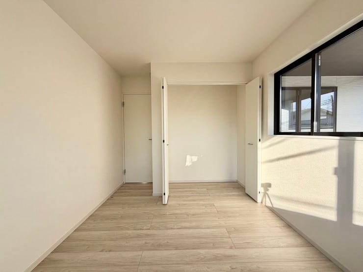 〈5.2帖〉
収納力には自信あり♪お子様の成長と共に増えていく荷物も楽々しまうことができます♪