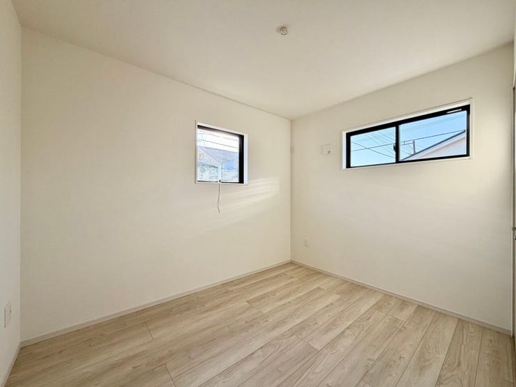 〈5.3帖〉
高窓を設けることにより、隣家からの視線を遮るだけではなく、効果的に光を取り入れることができます♪