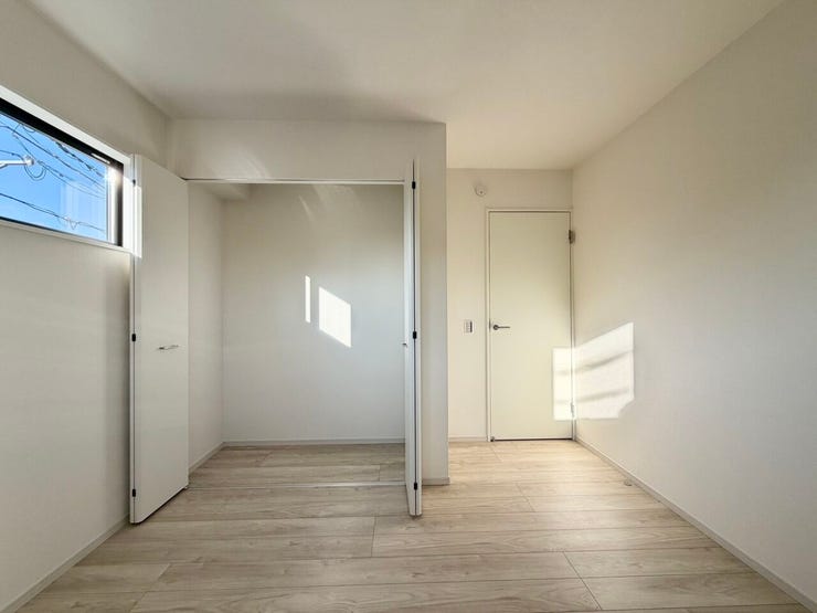 〈5.3帖〉
気が付くと増えているお洋服の収納や、大型荷物の収納に便利なクローゼット♪