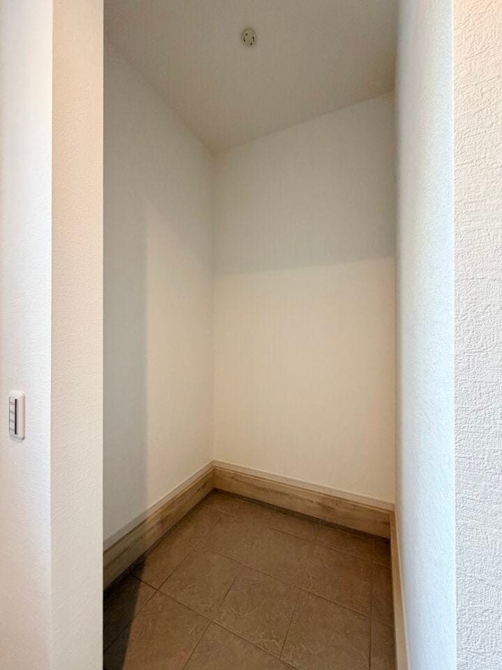 〈土間収納〉ベビーカーはもちろん、お子様の砂場グッズや、野球やサッカーなどの屋外で使うスポーツ道具の収納場所としても活用できます。