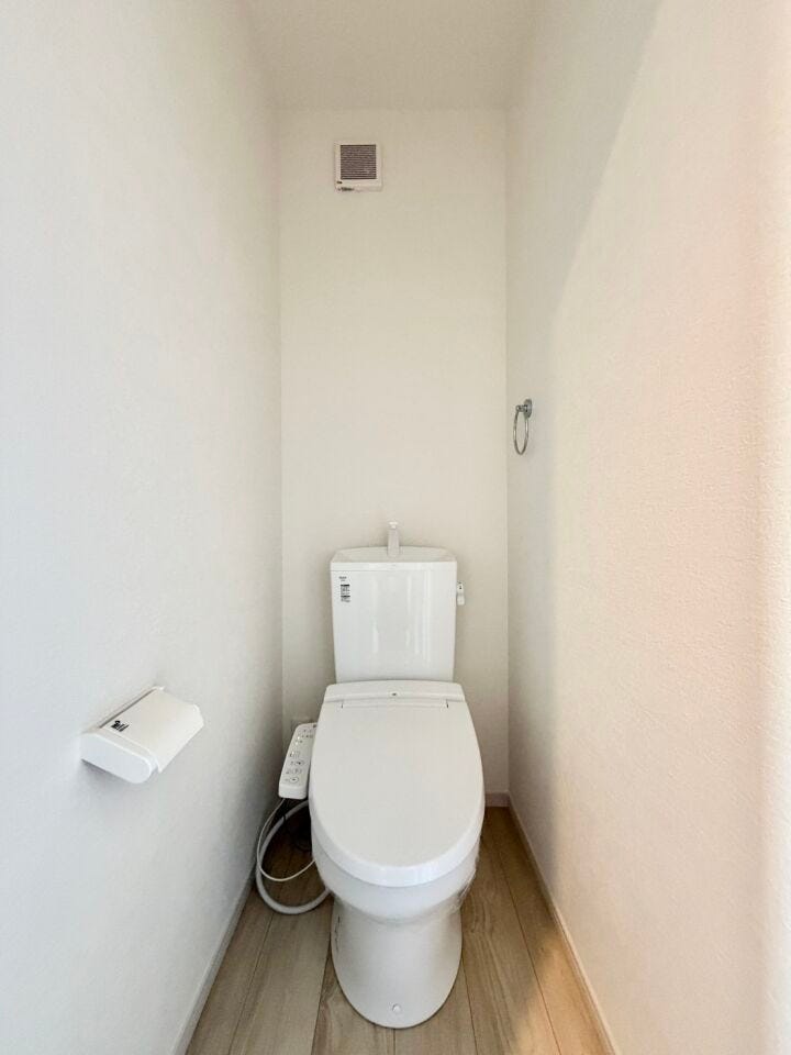 〈1階トイレ〉お手入れしやすい温水洗浄便座で、毎日快適♪