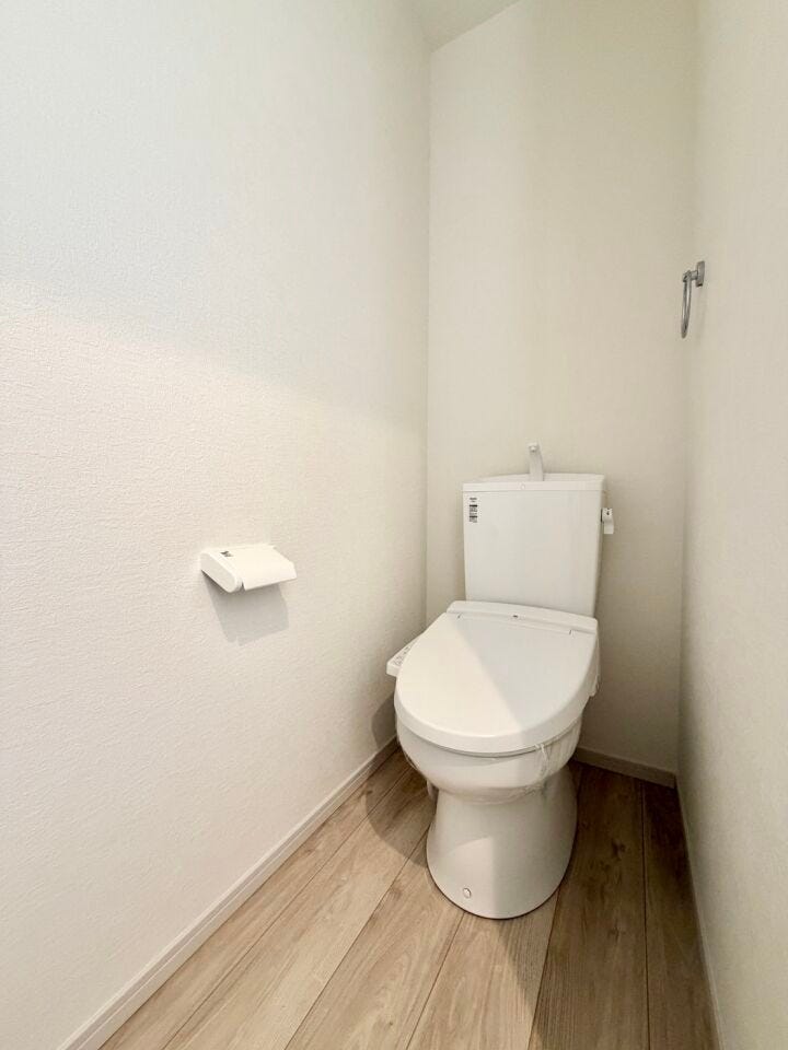 〈2階トイレ〉お手入れしやすい温水洗浄便座で、毎日快適♪