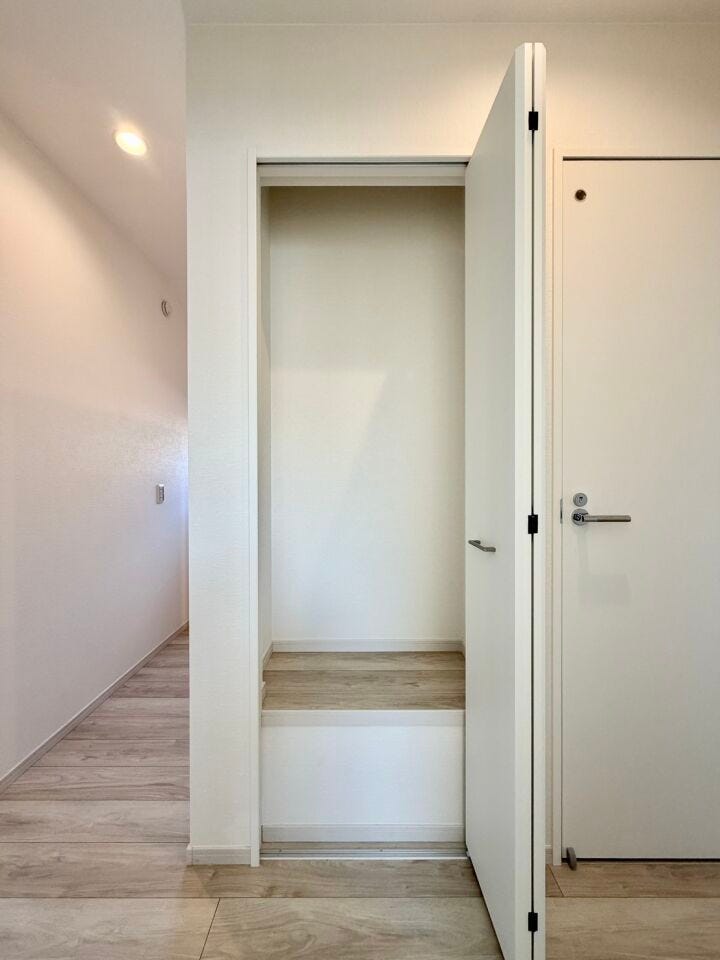 〈2階廊下収納〉デッドスペースも無駄にしません!豊富な収納で快適空間を保ちます♪