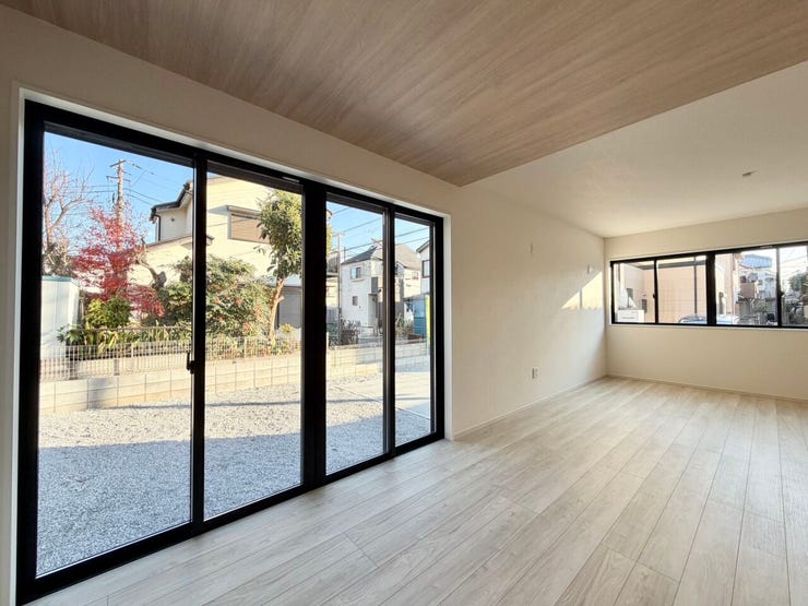 4連の大きな窓がLDKを明るく彩ります♪