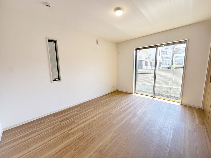 ゆとりある広さと適度な収納力を備えており、ゆっくりとくつろげる空間となっています。