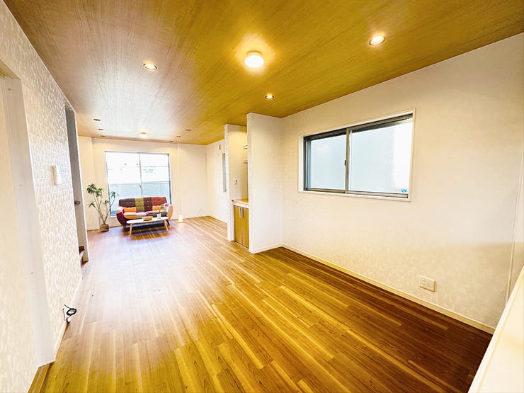 大きな窓がありますのでお日様の光をしっかりと取り込めます♪ご家族が集まる場所だからこそこだわりたいリビング♪