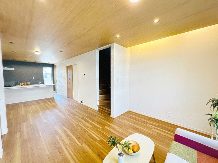 ゆとりある広さと開放感のある設計。ソファやテーブルなどのインテリアが映えるよう、こだわりの空間を演出しています。