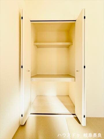 ≪和室≫
布団はもちろん、季節の衣類や日用品もたっぷりと収納できる大容量の押入れを完備。和室の空間をすっきりと保ち、快適で整頓された暮らしをサポートします。