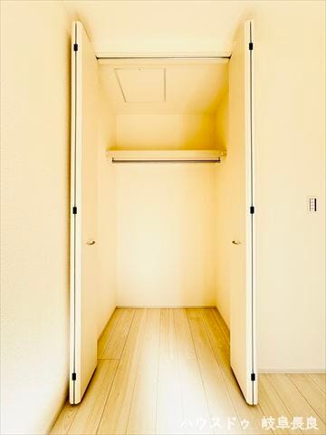 ≪6帖南側洋室≫
扉を閉めれば中は見えないすっきりとしたクローゼットです。たっぷりの衣類を収納しても、お部屋の生活感を隠し、常に整った美観を保てる機能的な収納です。