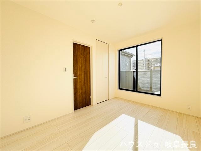 ≪西側≫
バルコニーに直接出られる2階の洋室です。洗濯物を干す際や、外の空気を吸いたい時に便利。採光と通風にも優れ、開放感と実用性を兼ね備えた快適な空間です。