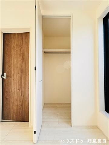 ≪西側洋室≫
バルコニーとつながっている洋室なので、乾いたお洋服を直接かけることができ、家事も楽になります。