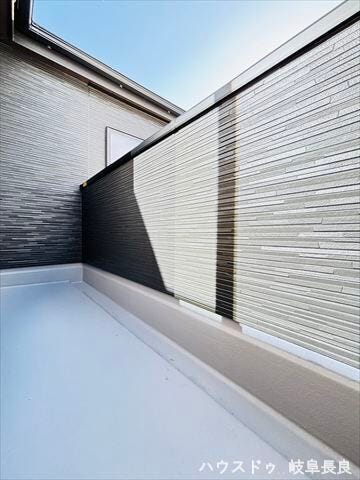 ≪西側≫
南西に向けた使い易いバルコニー。やわらかな陽射し、心地よい風、一歩外へ出て身体を伸ばす。どこまでも広がる青空の下、限りない開放感を味わえる空間です。