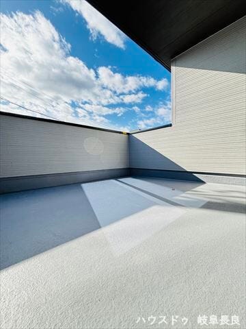 ≪東側≫
幅と奥行きのあるバルコニー。インナーバルコニーのように屋根があるので、急な雨に降られても、安心です。