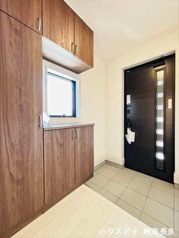 大型の玄関収納には小物を飾るスペースがあります。季節ごとに小物を変えたりとアレンジ次第でさらにオシャレな玄関になります!