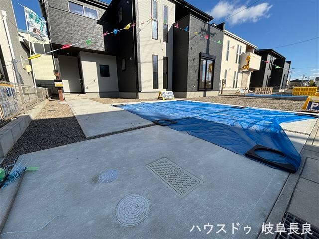 普通車4台並列駐車が可能です。車を入れ替える手間が省けるため、スムーズに出し入れすることができます。