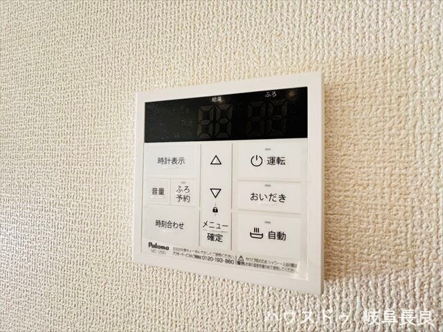 ≪給湯パネル≫
入浴する時間帯がズレてもいつでもあたたかいお湯に浸かれる、追い焚き機能付き給湯システムです。