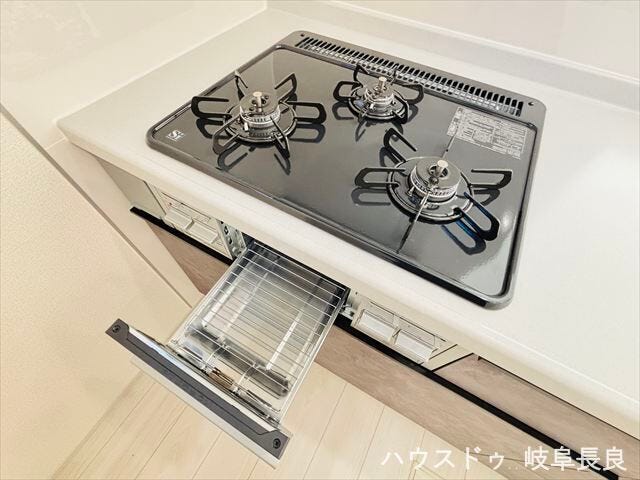≪コンロ≫
使い勝手が良いガスの3つ口コンロ!忙しい時でも効率よく調理が可能。グリル付きなので毎日の料理がさらに楽しくなります。