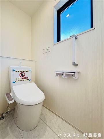 ≪2F≫
窓から自然光が入る、明るく清潔感のあるトイレです。こまめな換気が可能で匂いや湿気がこもりにくく、いつも気持ちよく快適にご利用いただけます。