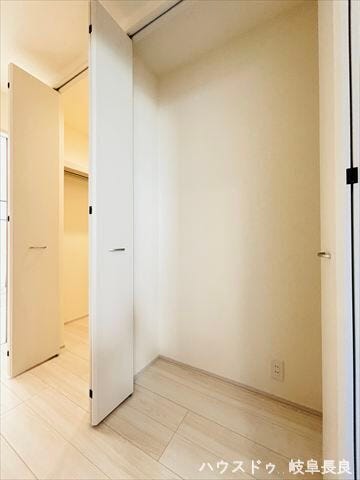 ≪1F廊下≫
スペースを無駄なく活用できる便利な収納場所で、日用品や掃除道具をスッキリ整理整頓できるので、家全体がより広く感じられます。