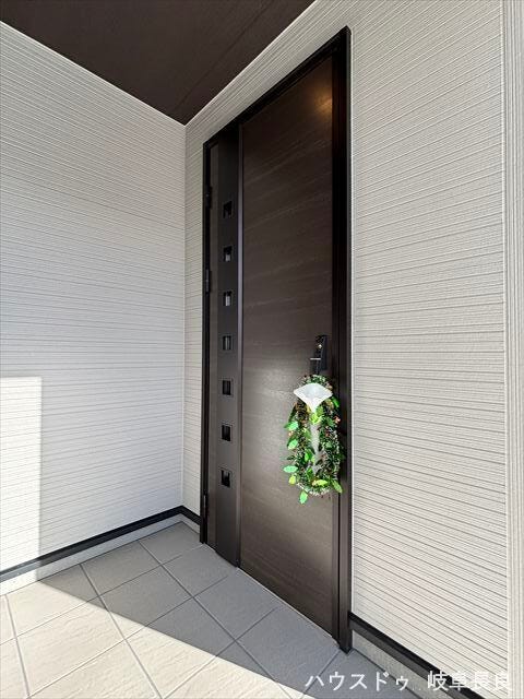 ≪外玄関≫
軒がしっかりとあるので雨の日でも濡れずに傘をさせます◎