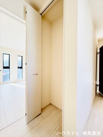 ≪2F廊下≫
各階で使う日用品や掃除用具の収納に便利な2階廊下収納。必要なものがすぐに取り出せ、居住空間を常に快適で綺麗に保てます。