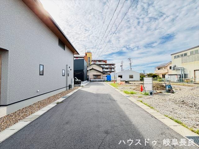 【南側前面道路西向き】幅員約6mの前面道路です。道路幅にゆとりがあります。車1台とベビーカーですれ違っても余裕のある道幅は安心ですね。