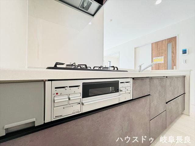 しっかりと収納力もある、スタイリッシュなデザインのキッチンです。作業スペースもあるのでお子様とお料理も楽しめます。壁に向かって調理できるので、火を使う作業にしっかり集中できます◎