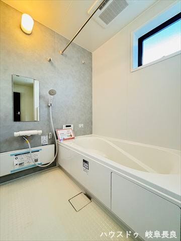 明るさを保ちつつも落ち着いた印象の浴室です。広々としたバスタブは1日の疲れをリフレッシュ出来そうですね。