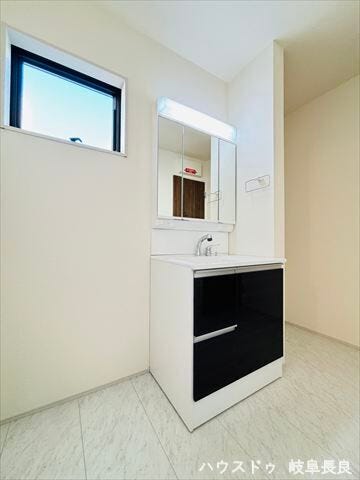 慌ただしい朝も大丈夫。ゆとりの空間になっています。トップボード広め、二人同時の身支度もスムーズ。ミラー裏が収納になっているので、生活感を出さずに収納することが出来ます。