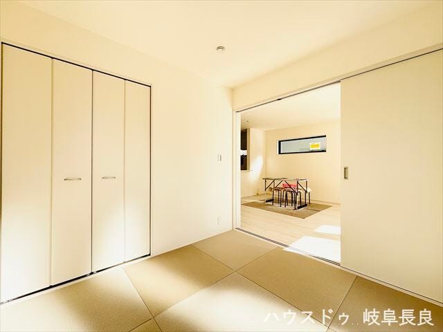 リビングと和室がゆるやかにつながり、家族の気配を感じられる間取りです。和室はくつろぎの空間や、ちょっとしたおもてなしにも活用できます。