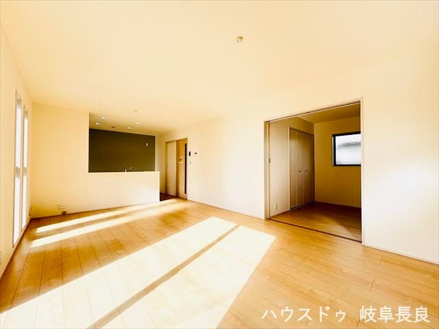 開放的な街並み。普通車4台駐車できる広さを兼ね備えた住まい。