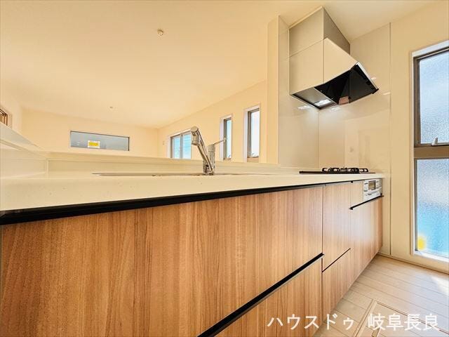 【南側前面道路東向き】間口も広く、前面道路の交通量も多くないので落ち着いて駐車ができます♪駐車しにくいとお出掛けも慎重になってしまいますよね。。