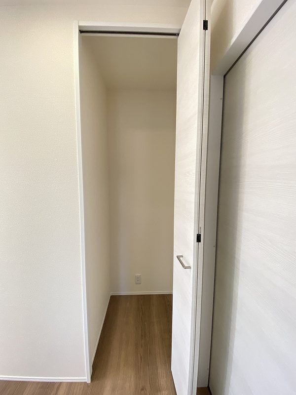 リビングの収納スペースはお掃除道具や消耗品のストックなどが収納できて便利!リビングもスッキリしますね。