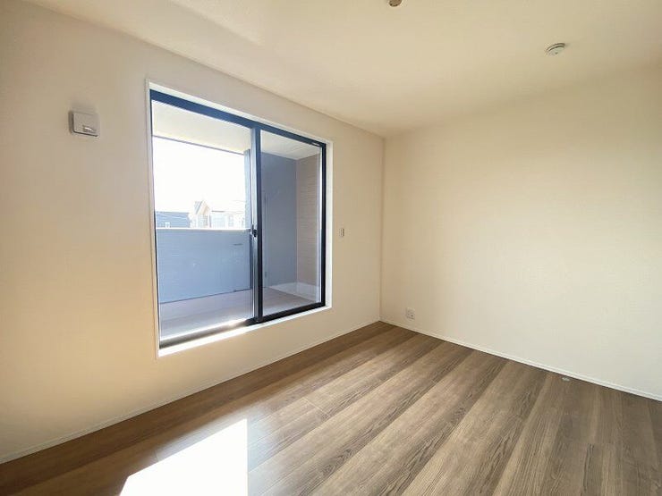 バルコニーに出られる大きな窓がある明るいお部屋♪