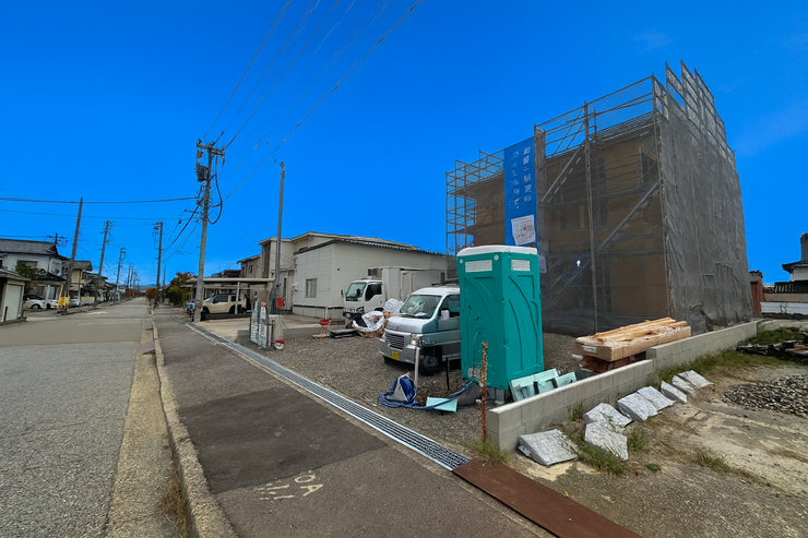 学校や駅、商業施設にも近く、生活に便利な立地です。
前面道路の幅も約9mあり、車の出し入れもスムーズです。