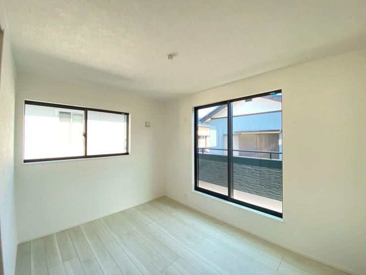 6.3帖洋室
昼間でもこの明るさ、主寝室としてご使用いただけます♪