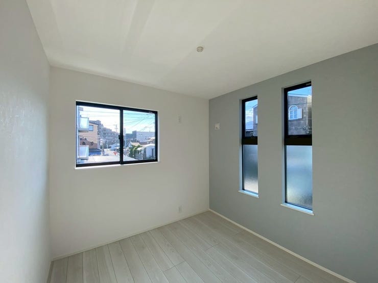 5帖洋室
北東向きに面しているが、2面採光により
明るさを保っています♪