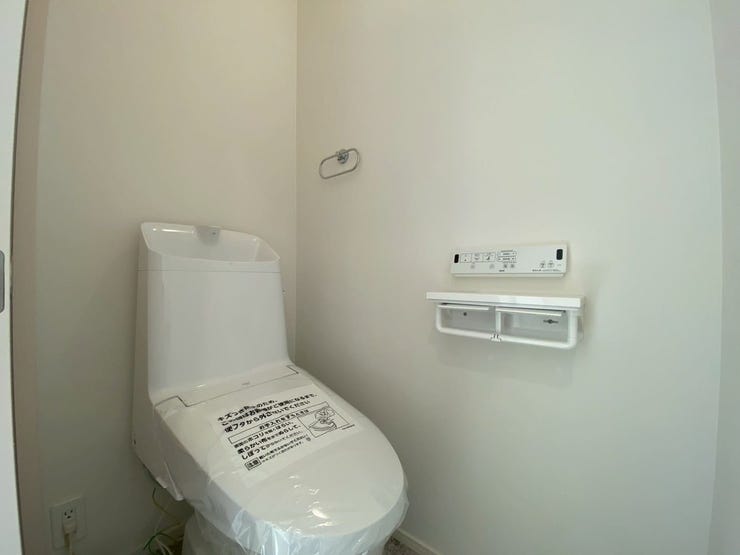 2Fトイレ
白で統一した清潔感のあるトイレです♪