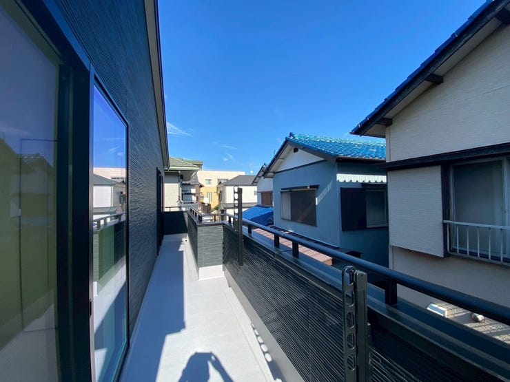 南東向きのバルコニー
洗濯物もたくさん干せます♪