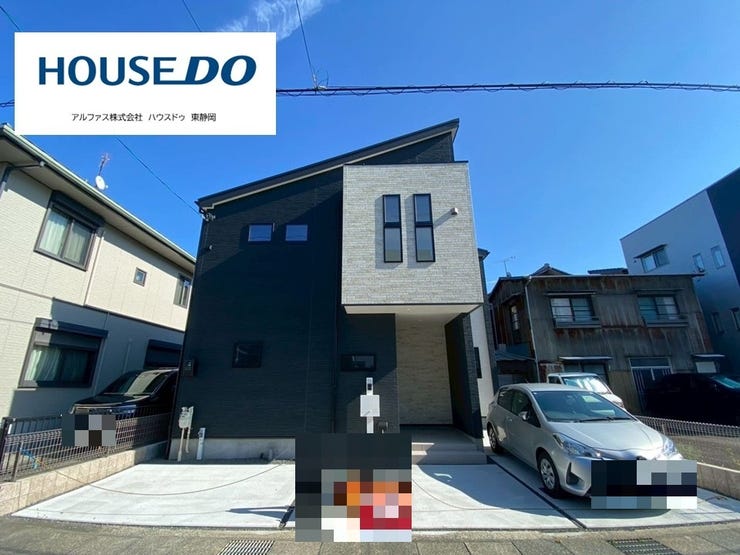 【外観】
2Fの一部が前に張り出している物件
南東向きに屋根が設置しているため、太陽光パネル設置も可能♪